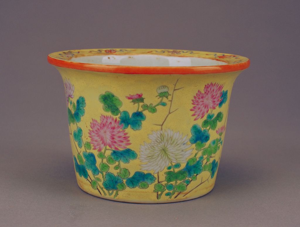 图片[1]-Yellow ground pink chrysanthemum pattern round flowerpot-China Archive